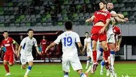 “西甲风云突变：巴塞罗那失利，皇家马德里逆袭；阿森纳挺进欧冠，AC米兰告别欧战舞台”